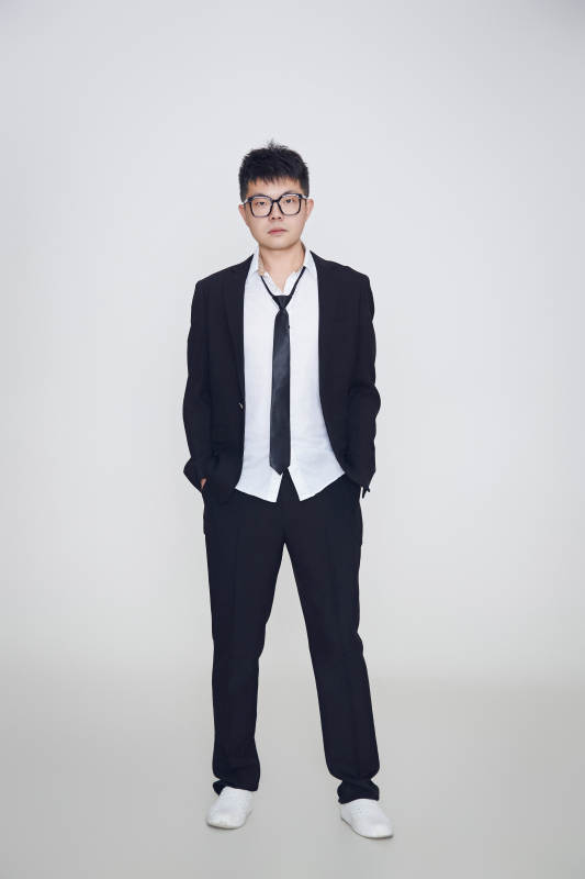 白色背景下的雅痞男士形象图片