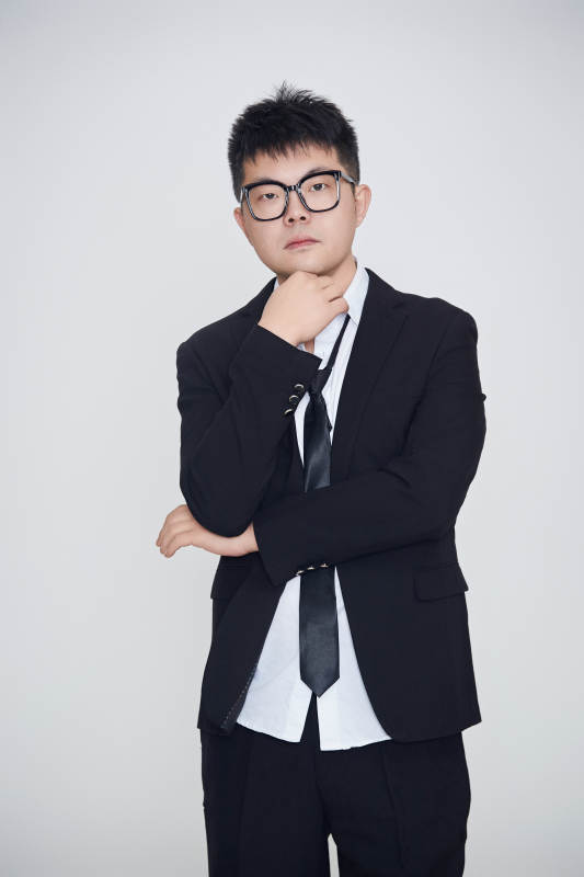 白色背景下的雅痞男士形象图片