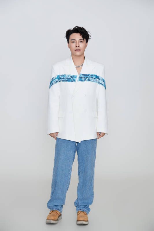 白色背景下的男性歌手形象图片