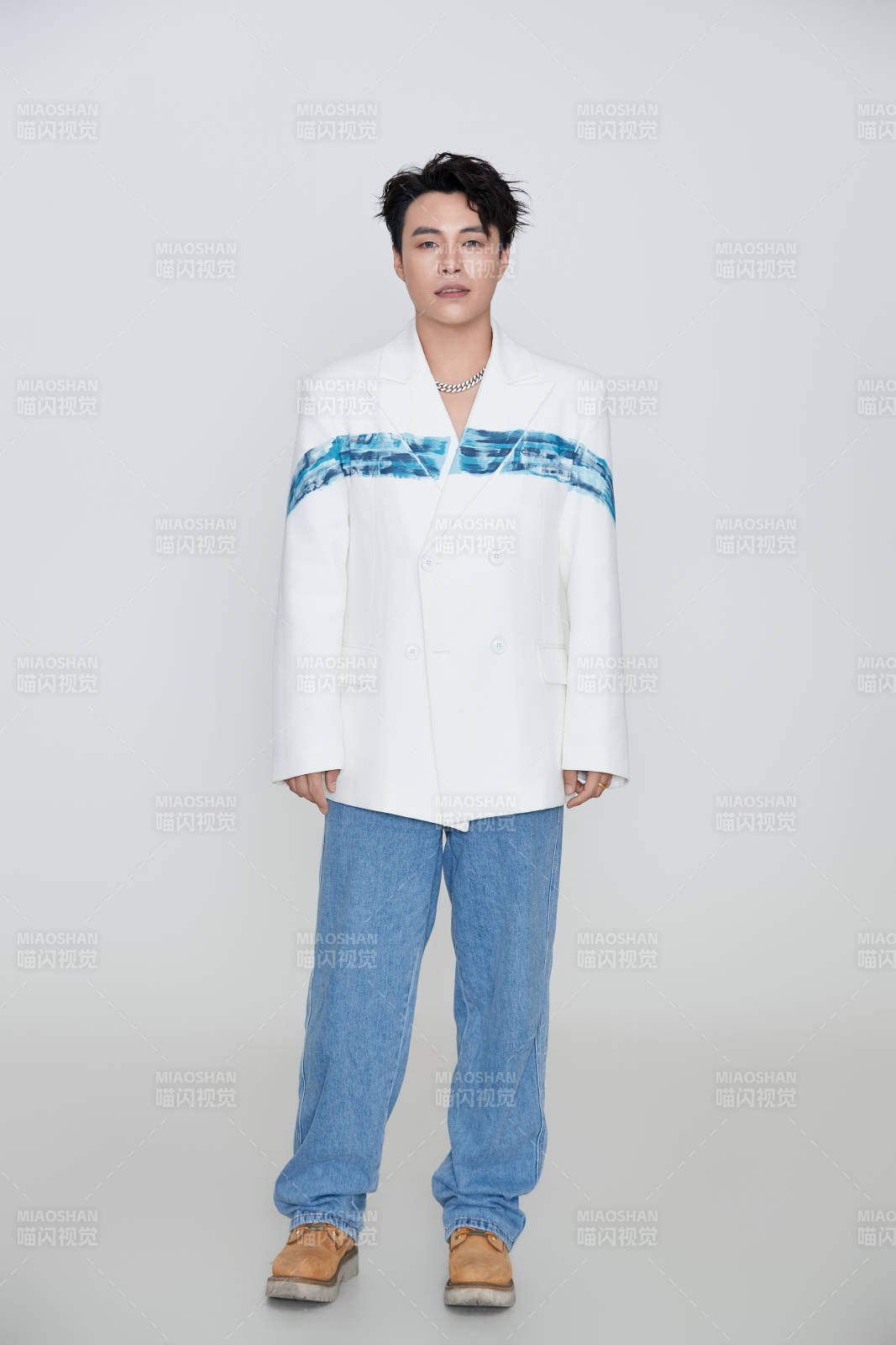 白色背景下的男性歌手形象图片