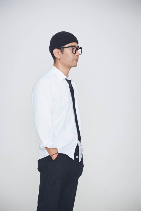 白色背景下的雅痞男士形象图片