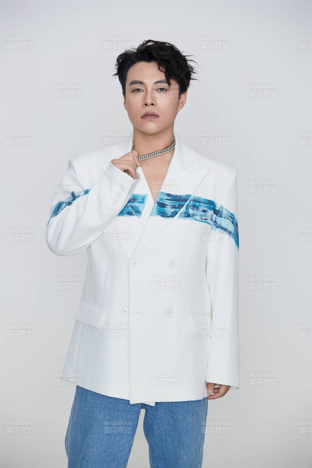 白色背景下的男性歌手形象图片