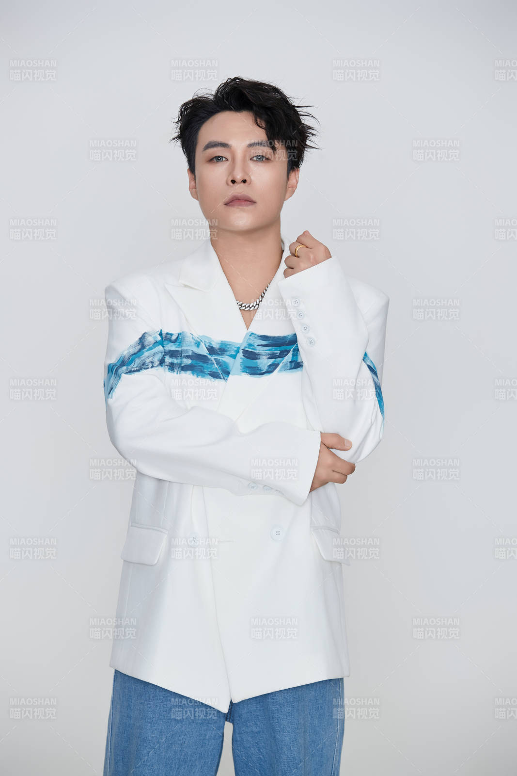 白色背景下的男性歌手形象图片