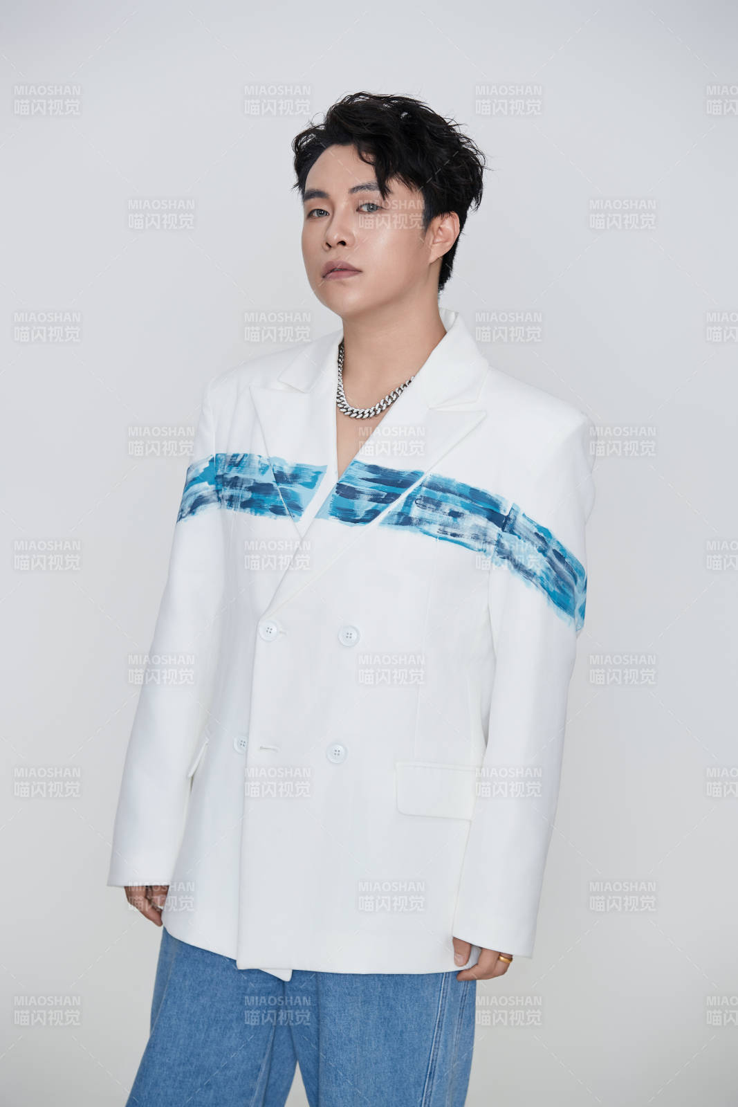 白色背景下的男性歌手形象图片