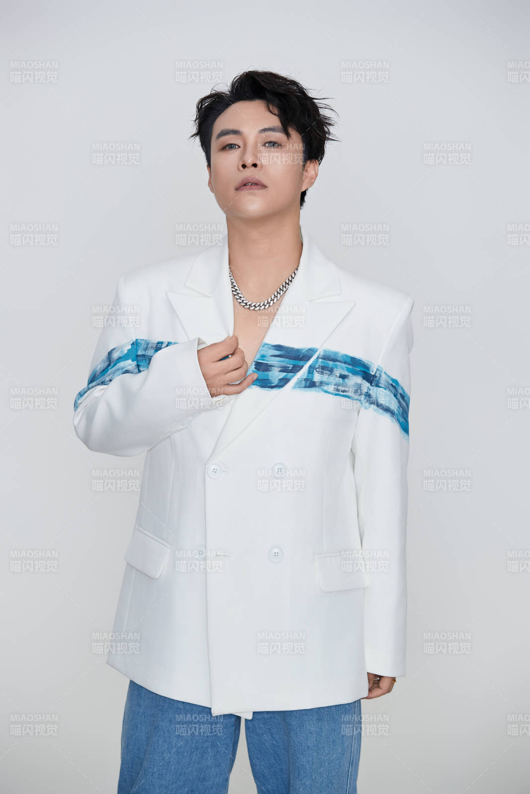 白色背景下的男性歌手形象图片