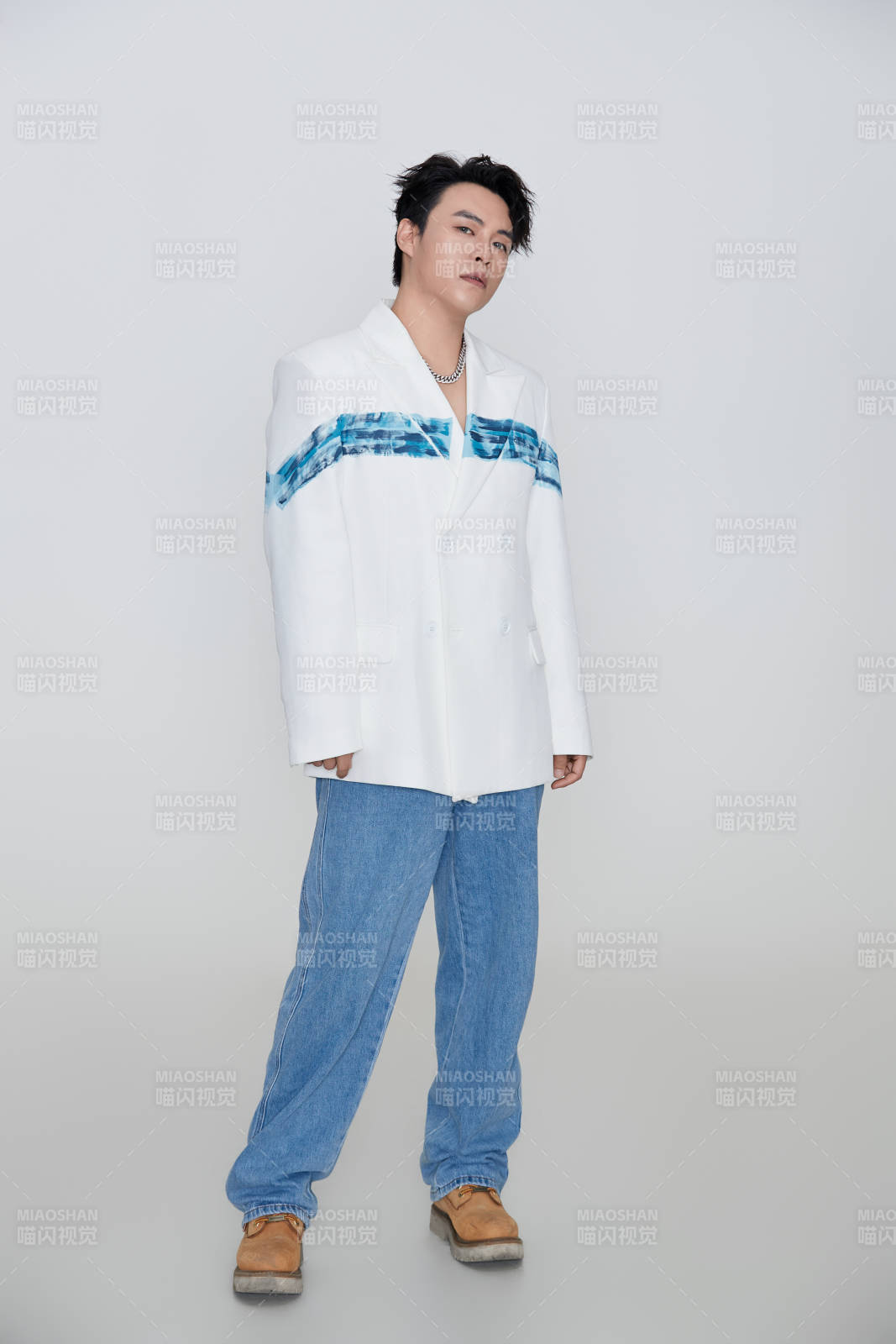 白色背景下的男性歌手形象图片