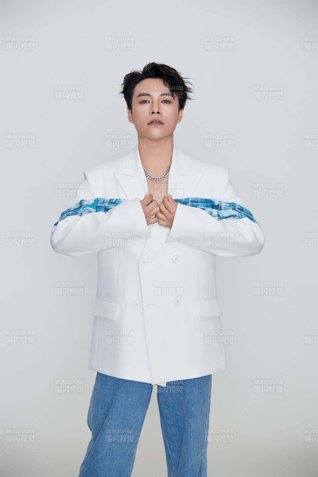 白色背景下的男性歌手形象图片