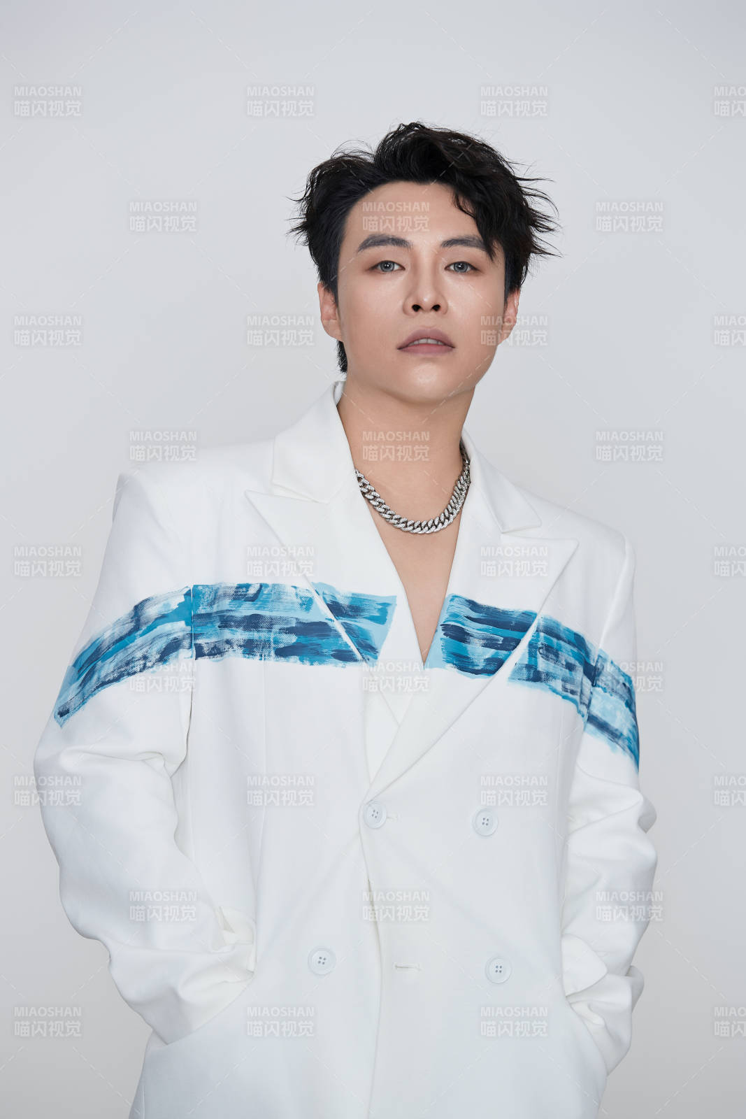 白色背景下的男性歌手形象图片