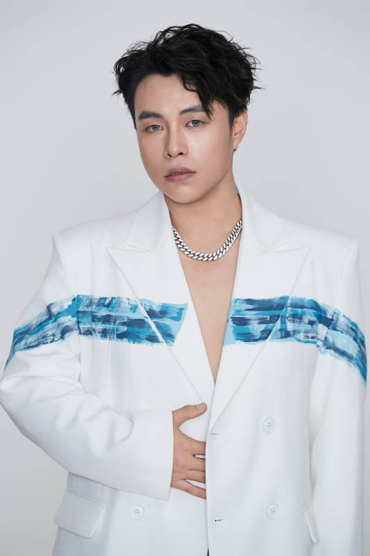 白色背景下的男性歌手形象图片