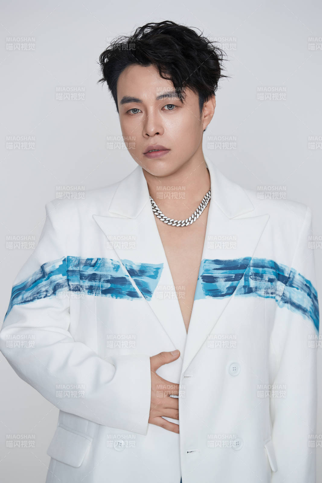 白色背景下的男性歌手形象图片