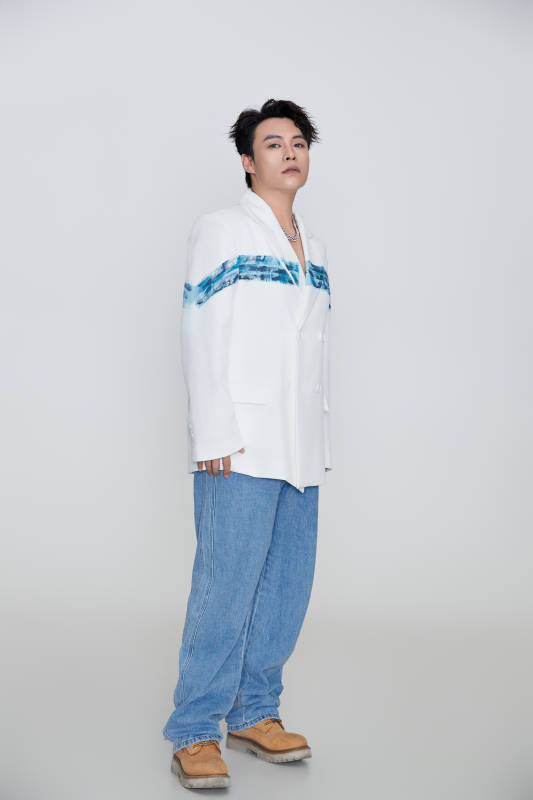 白色背景下的男性歌手形象图片