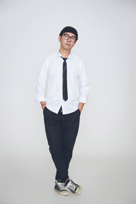 白色背景下的雅痞男士形象图片