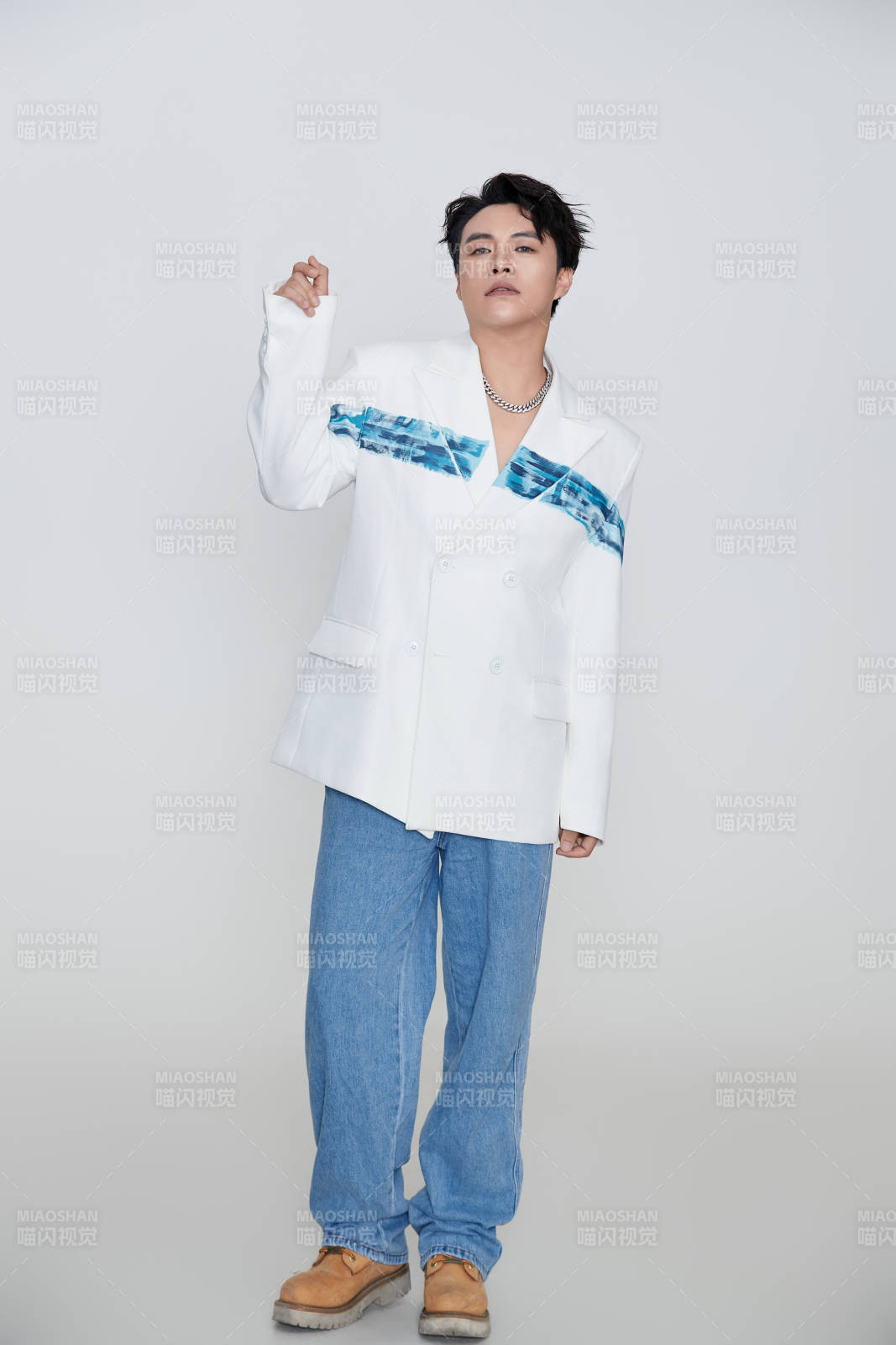 白色背景下的男性歌手形象图片