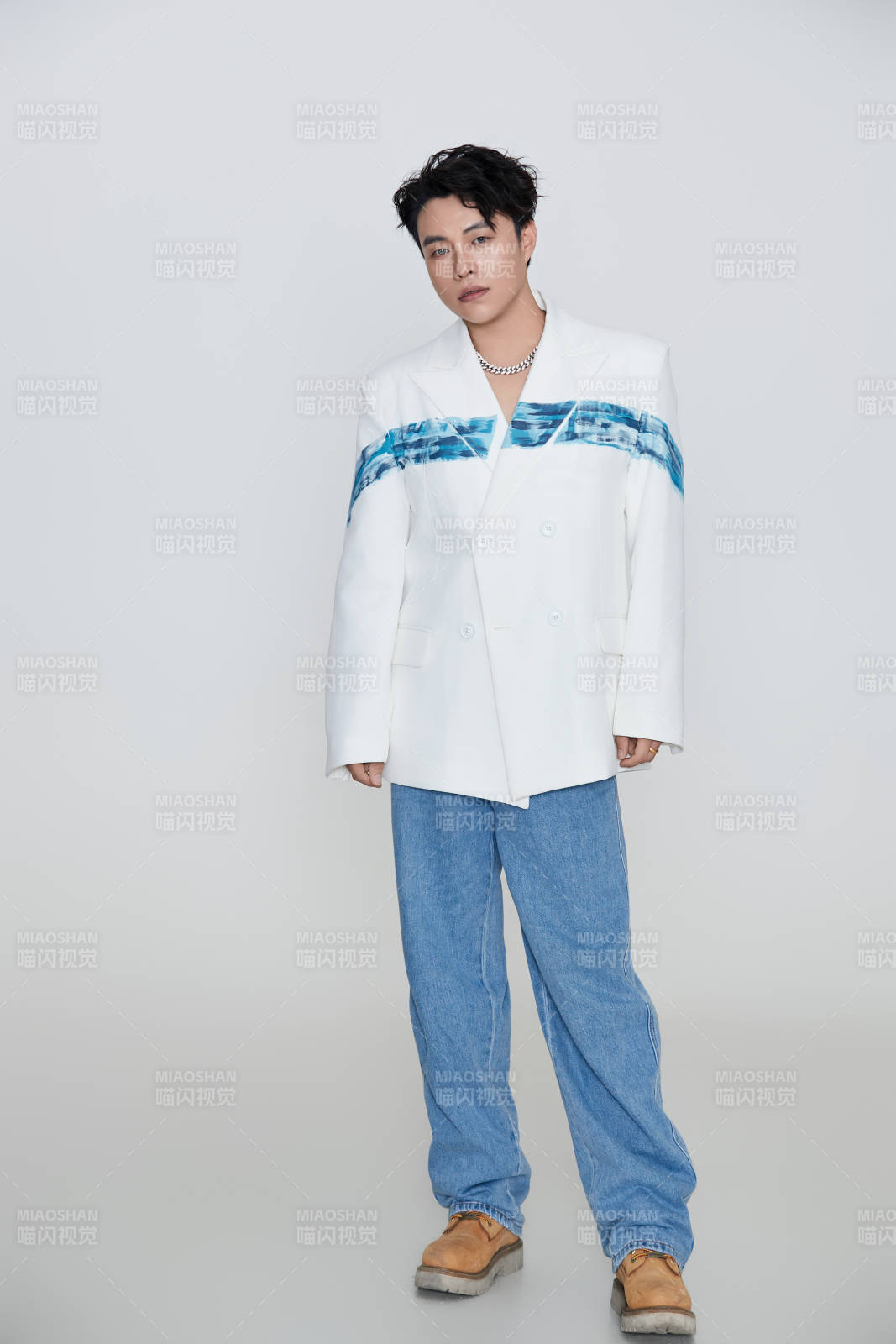 白色背景下的男性歌手形象图片