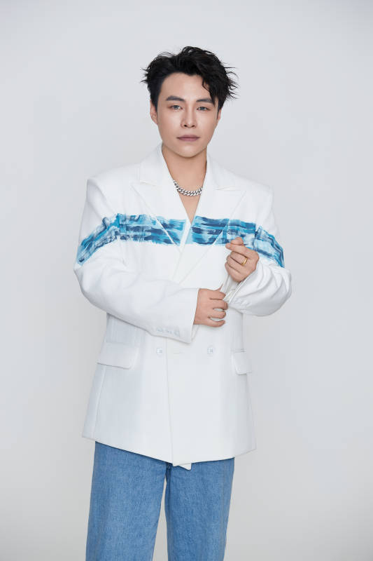 白色背景下的男性歌手形象图片