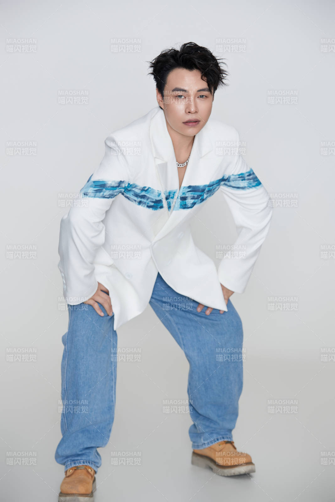 白色背景下的男性歌手形象图片