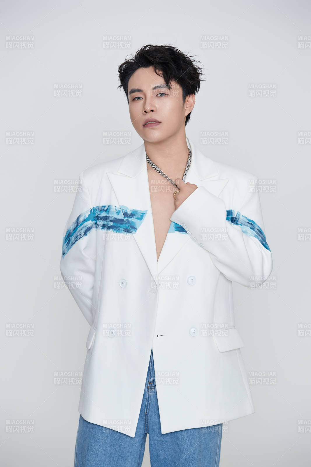 白色背景下的男性歌手形象图片