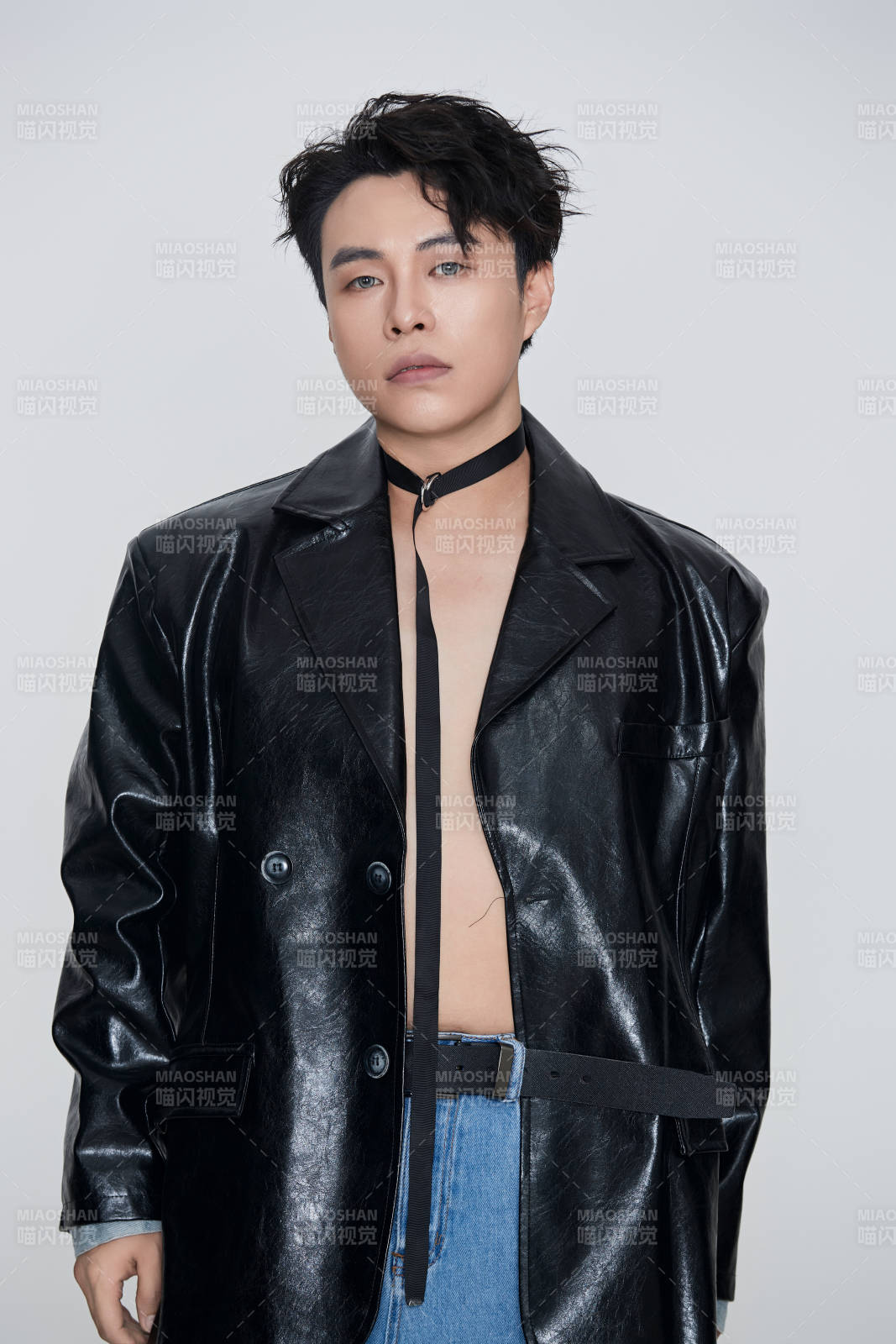 白色背景下的雅痞青年形象图片