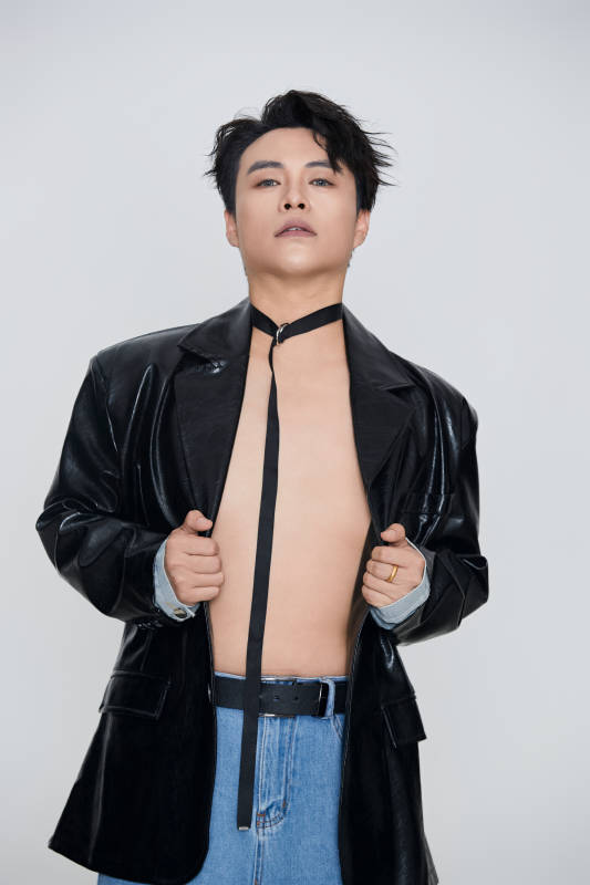 白色背景下的雅痞青年形象图片