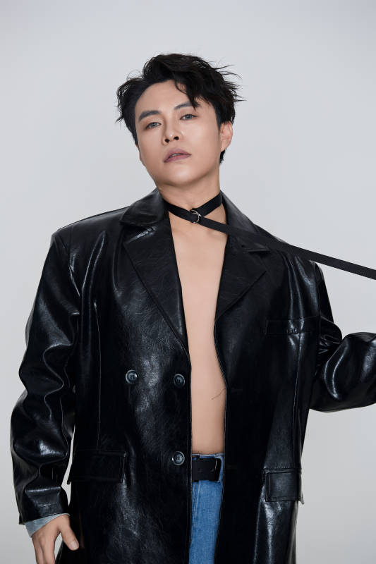 白色背景下的雅痞青年形象图片