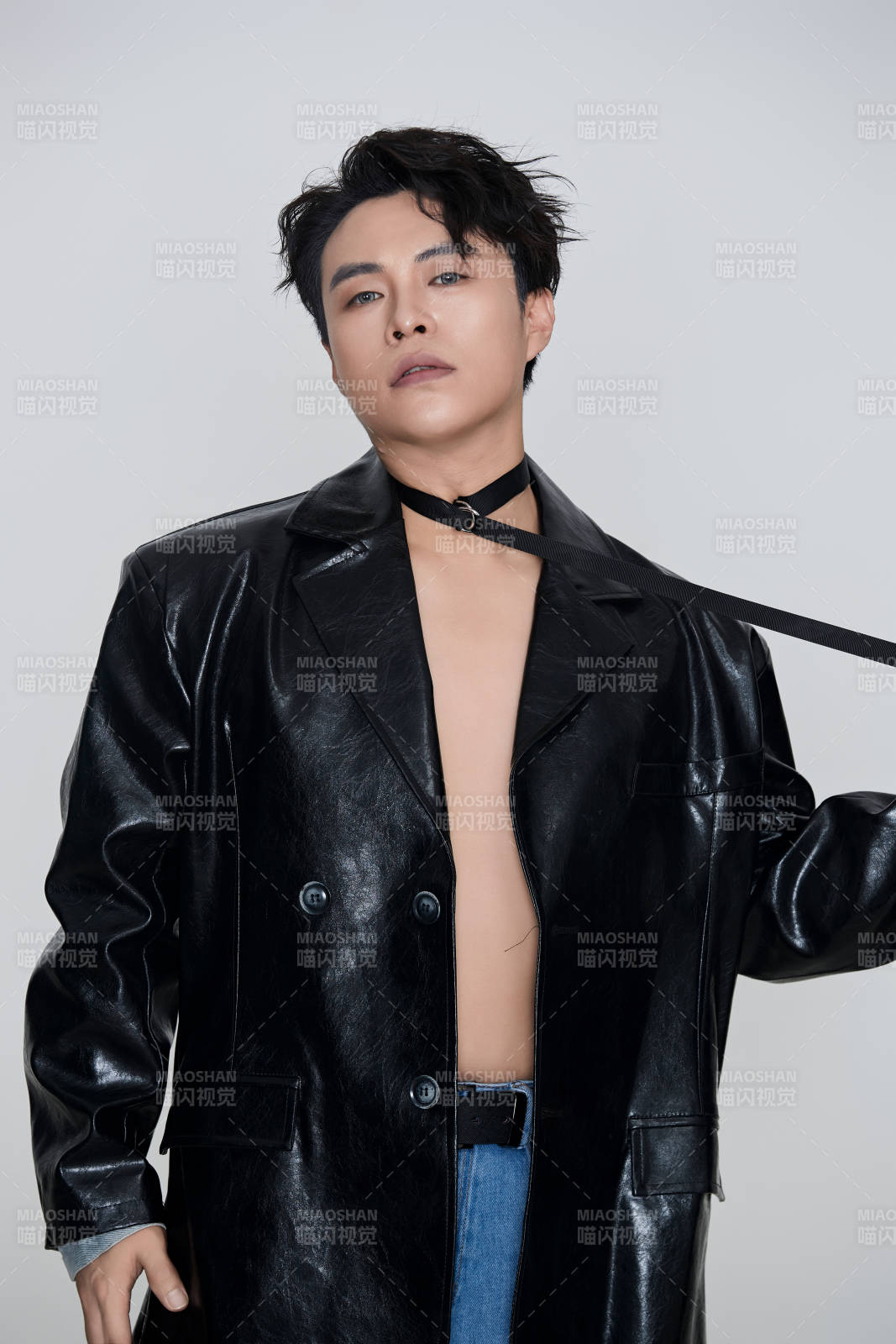 白色背景下的雅痞青年形象图片