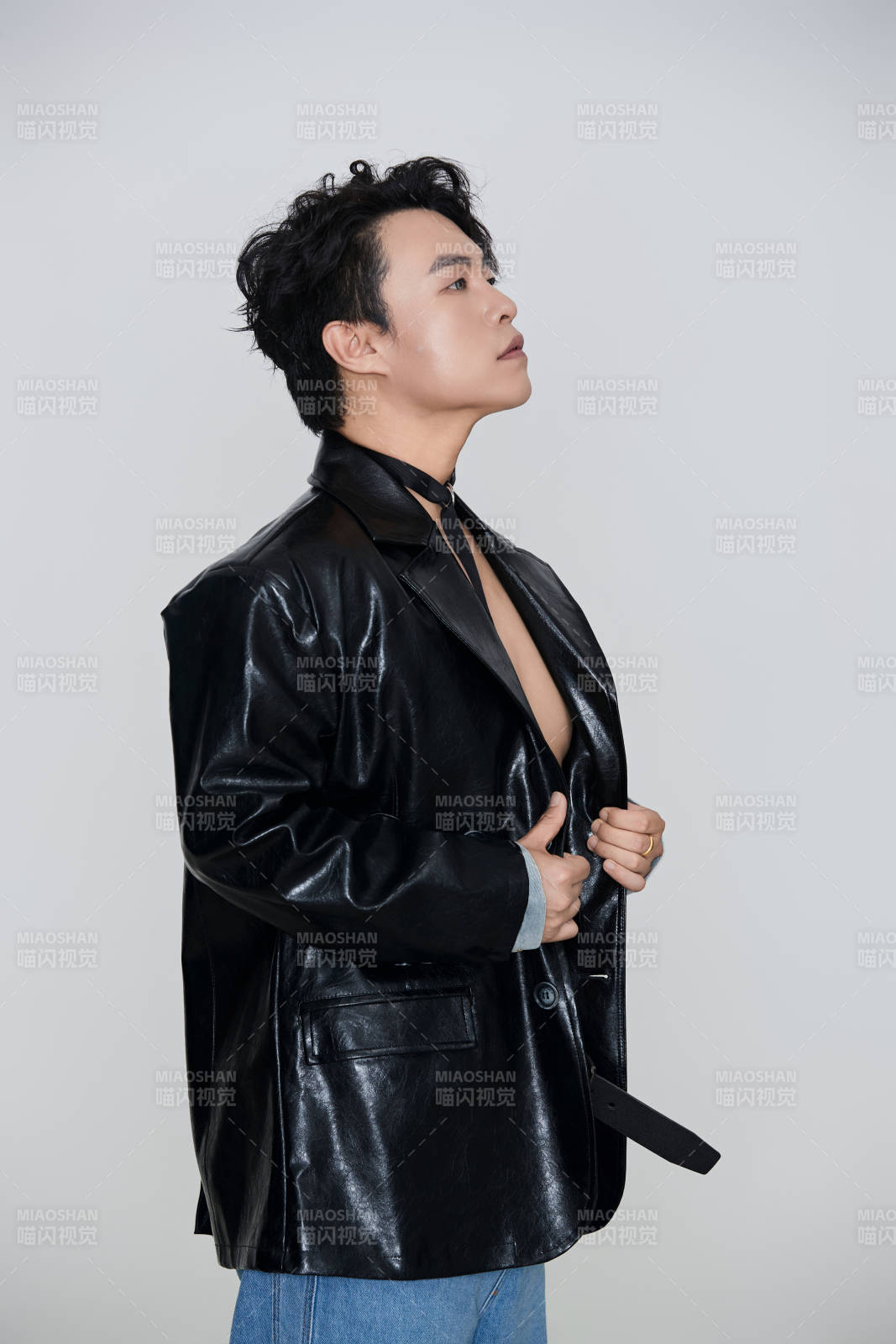 白色背景下的雅痞青年形象图片