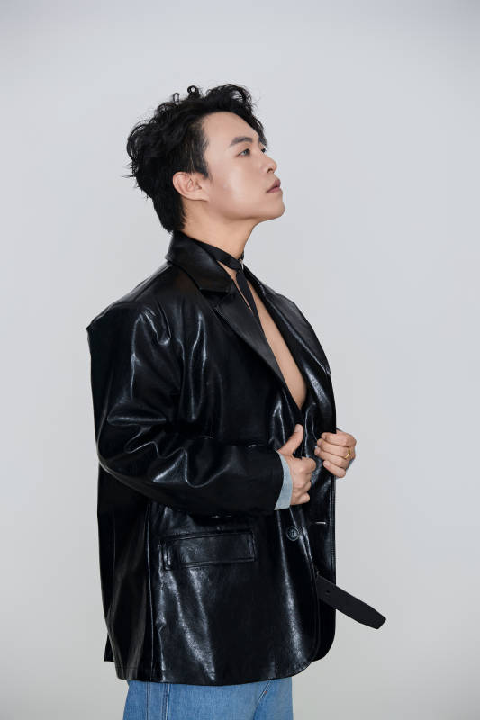 白色背景下的雅痞青年形象图片