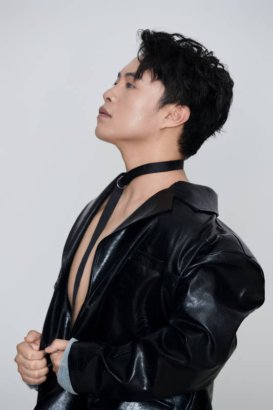 白色背景下的雅痞青年形象图片