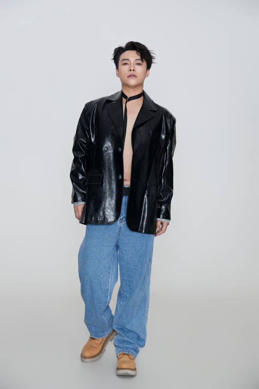 白色背景下的雅痞青年形象图片