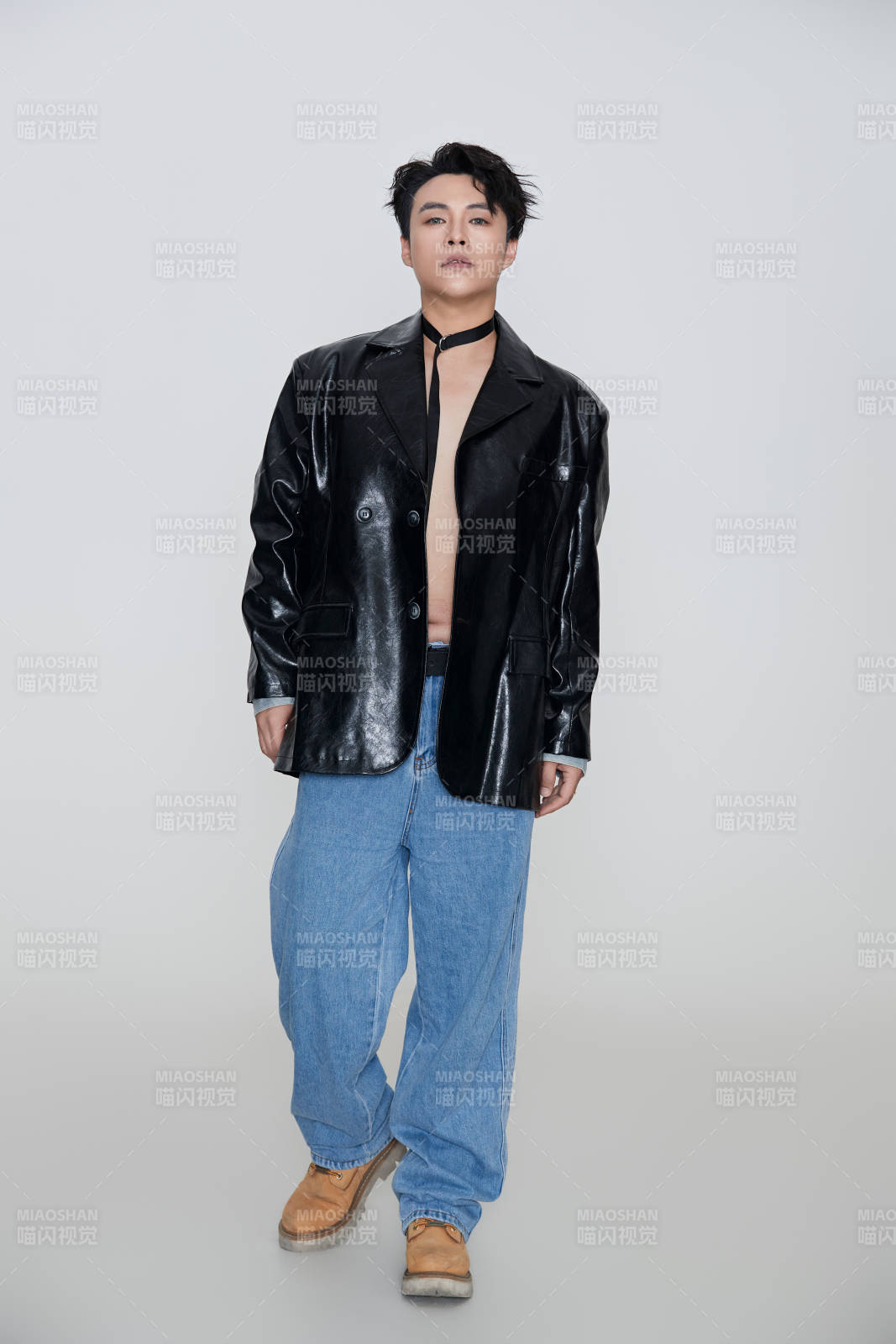 白色背景下的雅痞青年形象图片