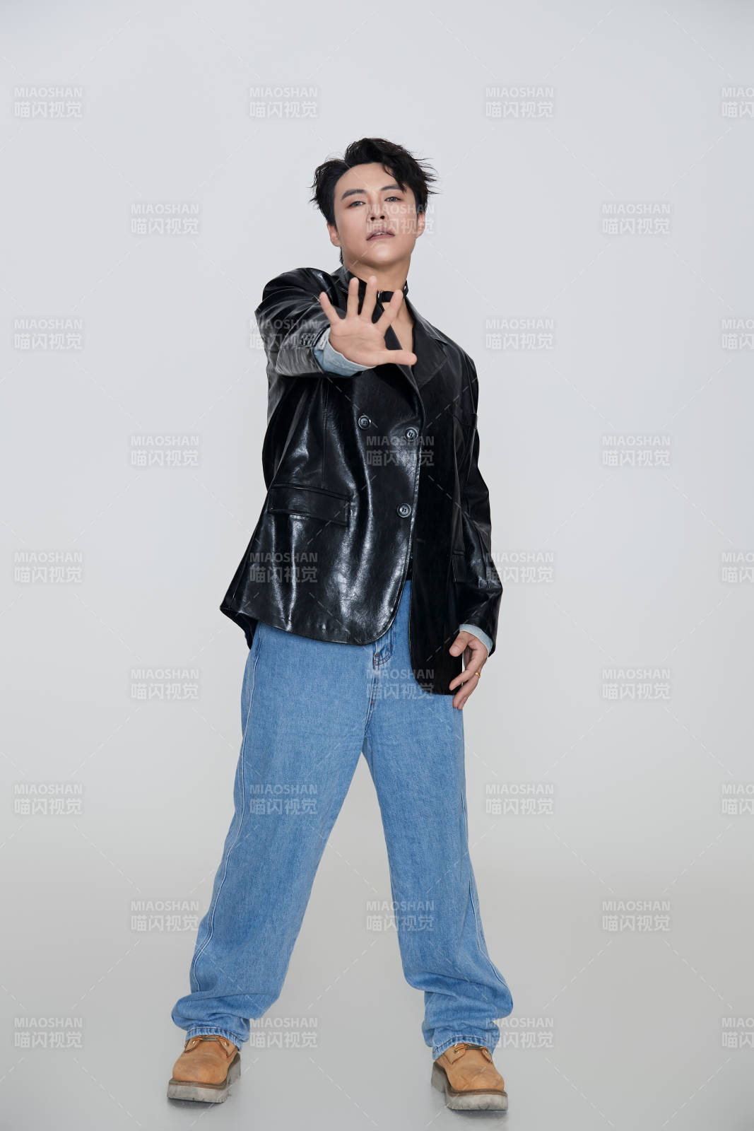 白色背景下的雅痞青年形象图片