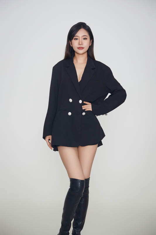 白色背景下的女性现代舞演员图片