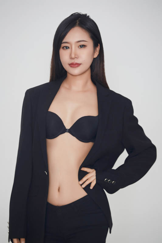 白色背景下的女性现代舞演员图片