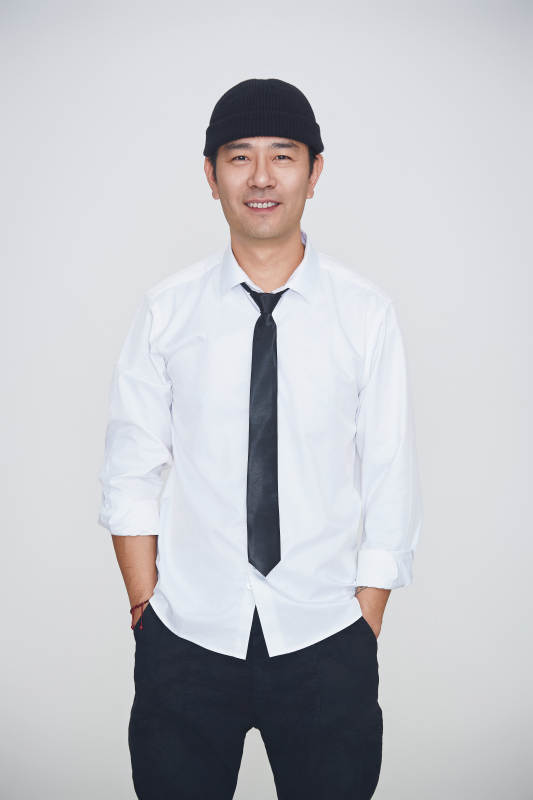 白色背景下的雅痞男士形象图片