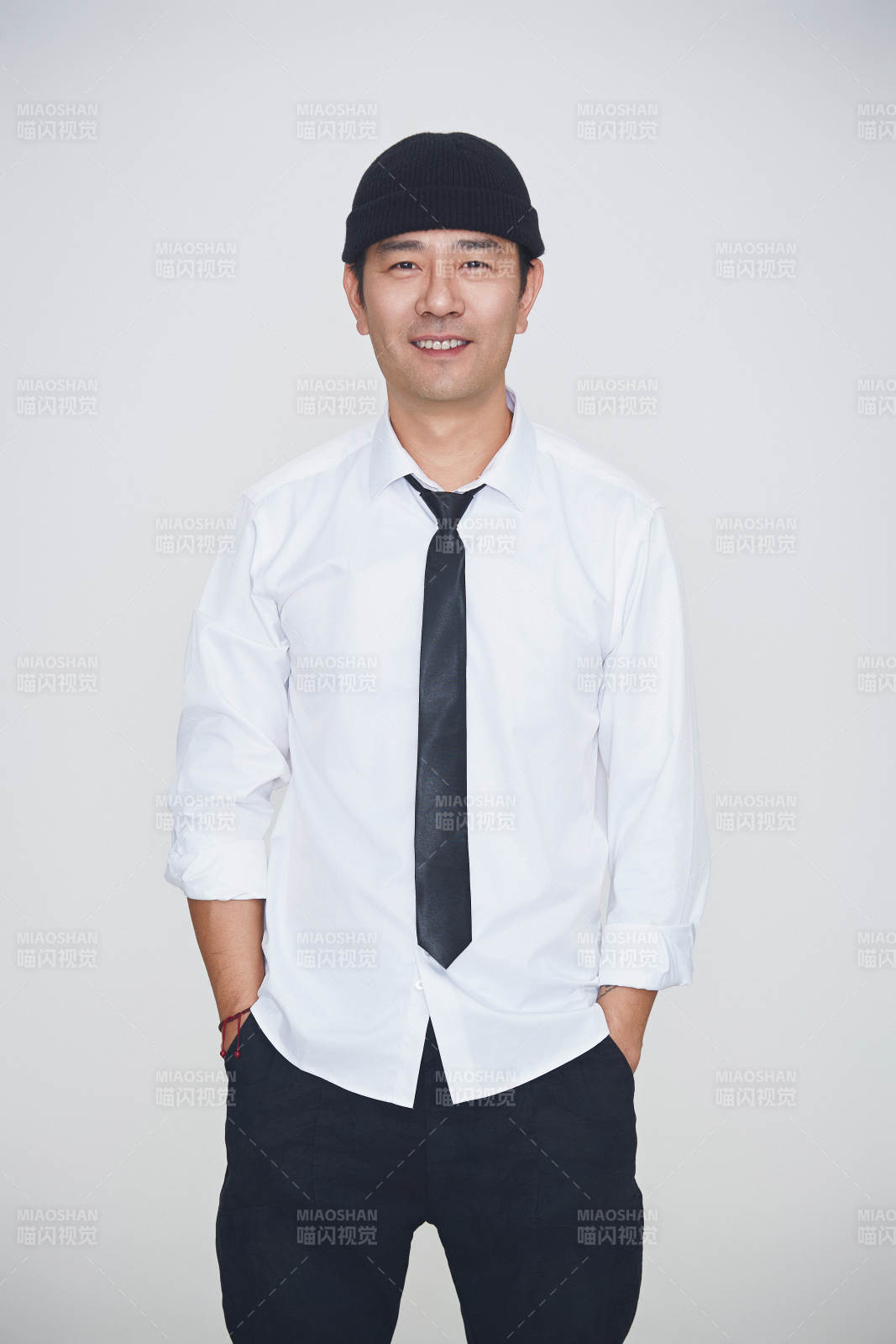 白色背景下的雅痞男士形象图片