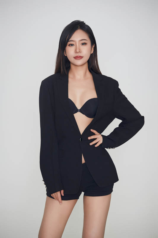 白色背景下的女性现代舞演员图片