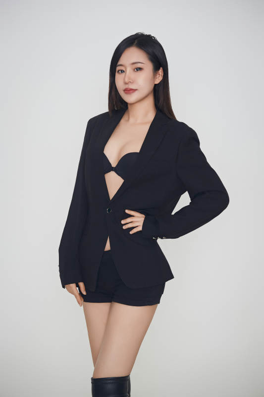 白色背景下的女性现代舞演员图片