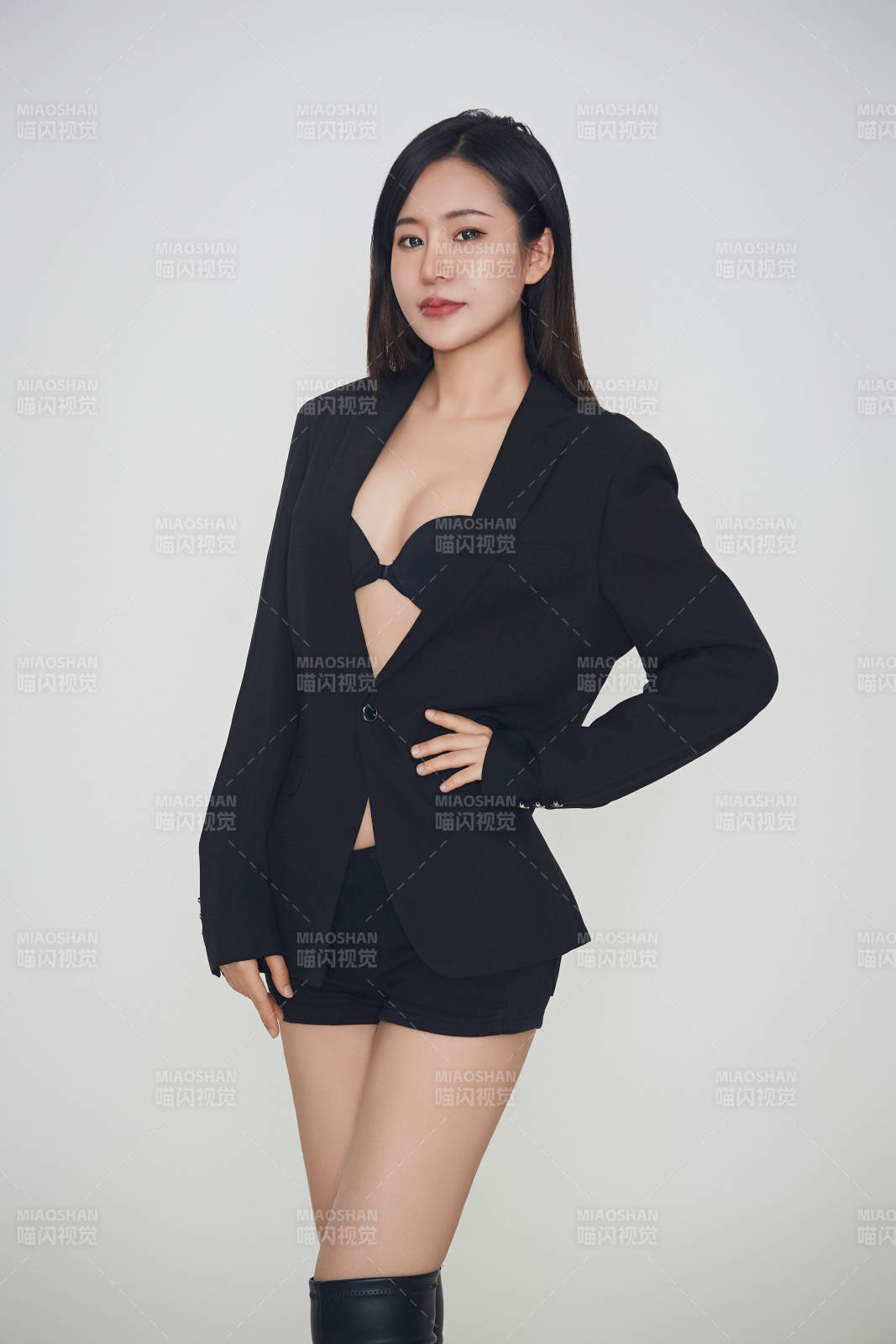 白色背景下的女性现代舞演员图片