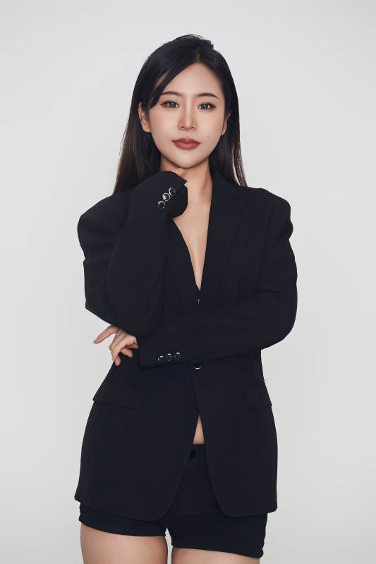 白色背景下的女性现代舞演员图片