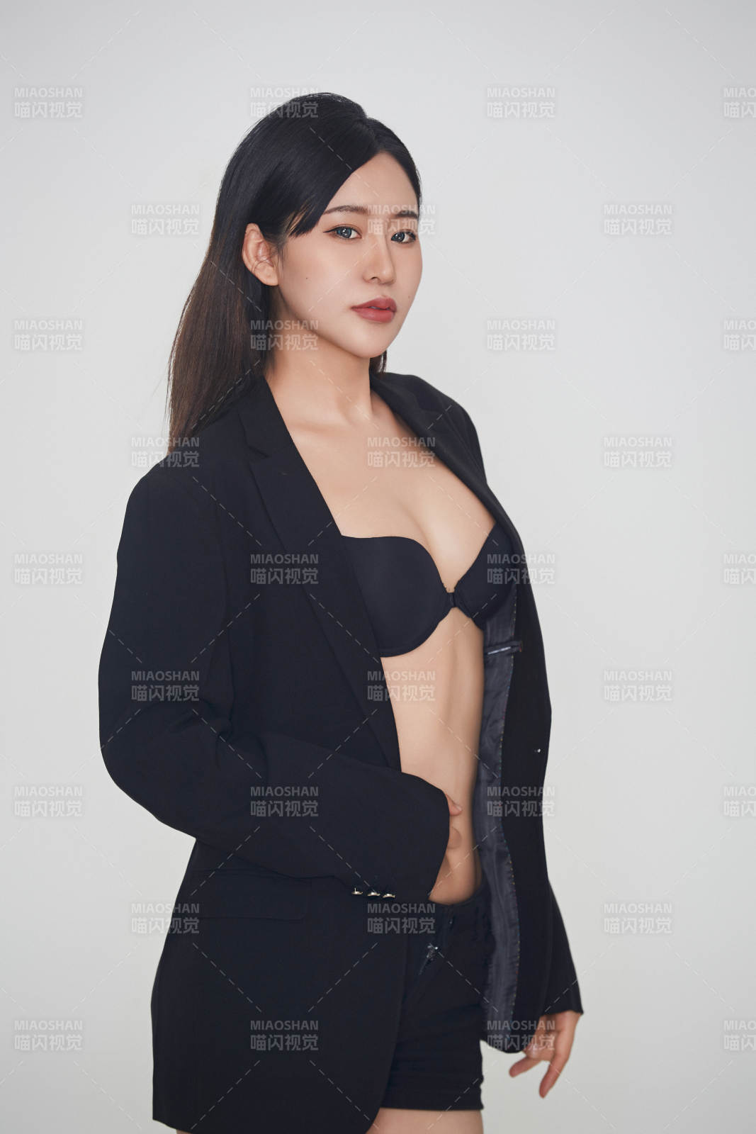 白色背景下的女性现代舞演员图片