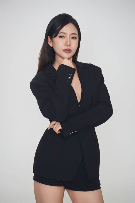 白色背景下的女性现代舞演员图片