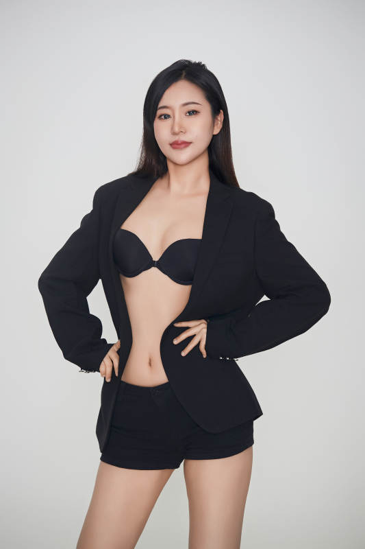 白色背景下的女性现代舞演员图片