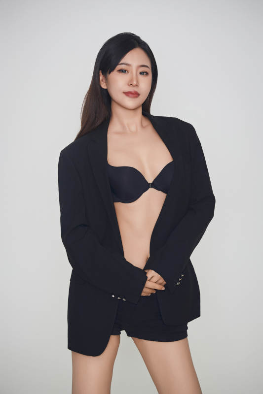 白色背景下的女性现代舞演员图片