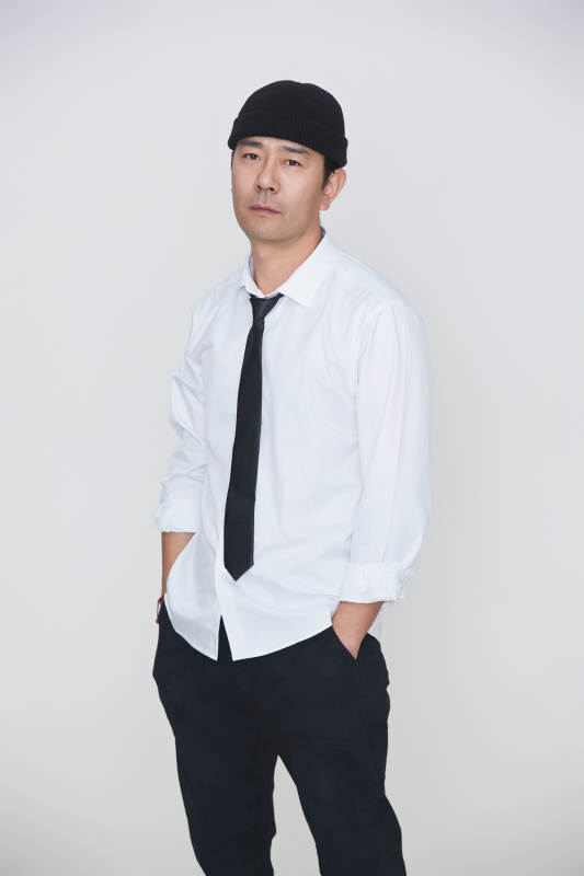 白色背景下的雅痞男士形象图片