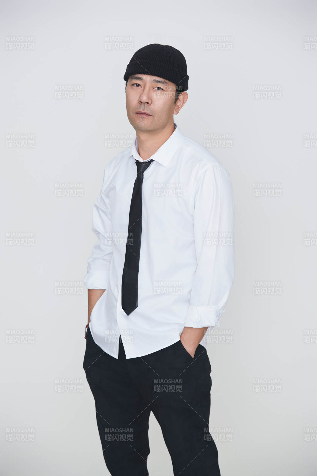 白色背景下的雅痞男士形象图片