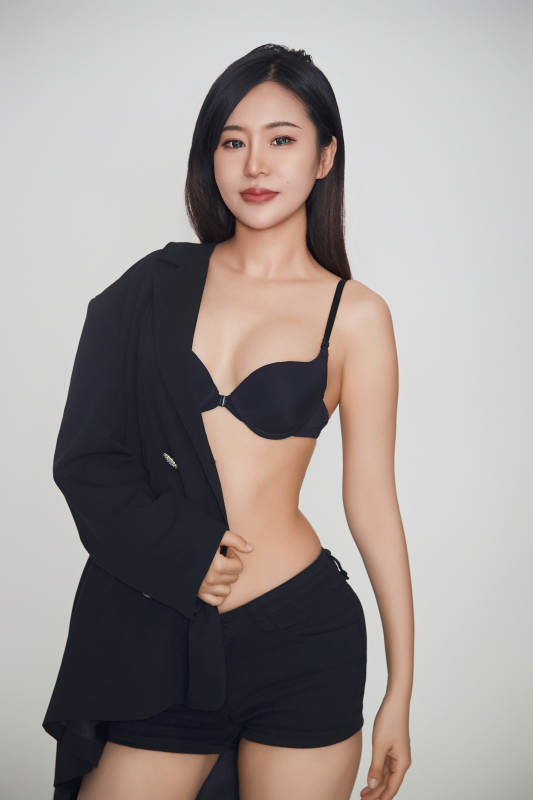 白色背景下的女性现代舞演员图片