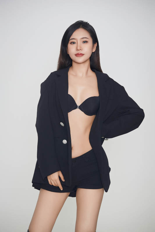 白色背景下的女性现代舞演员图片