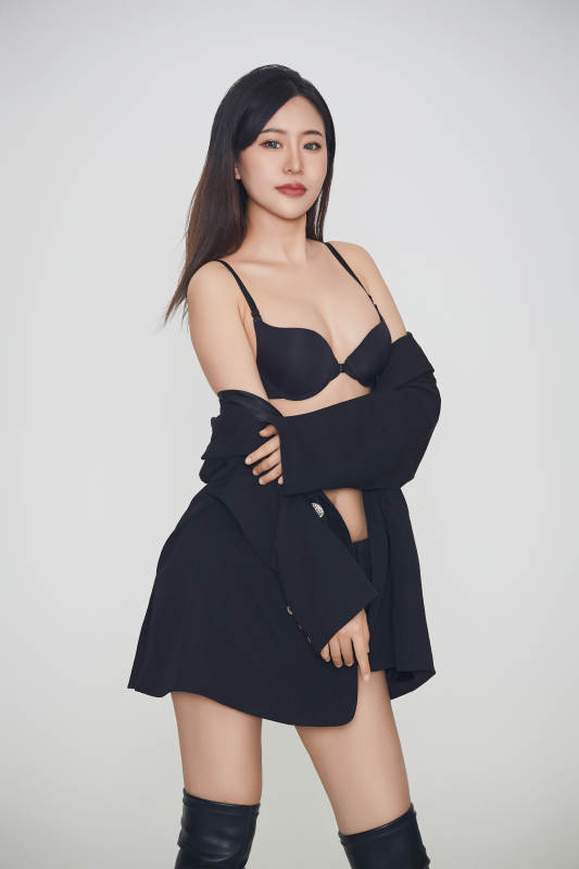 白色背景下的女性现代舞演员图片