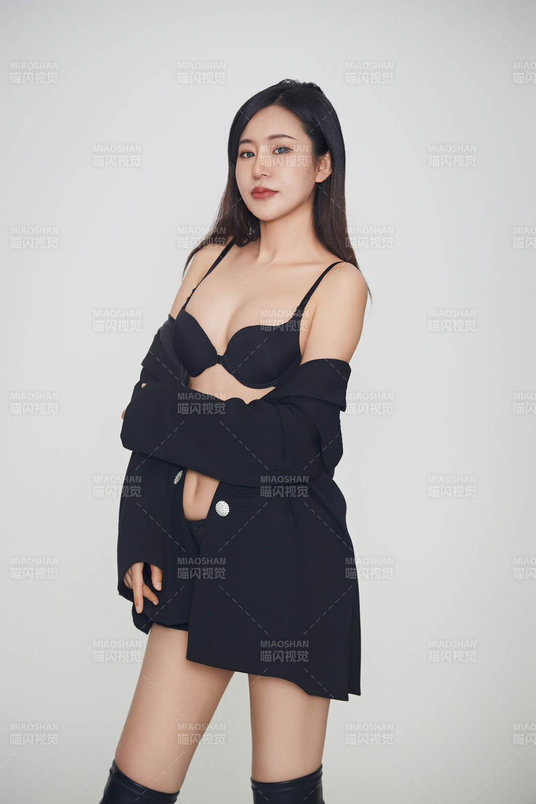 白色背景下的女性现代舞演员图片