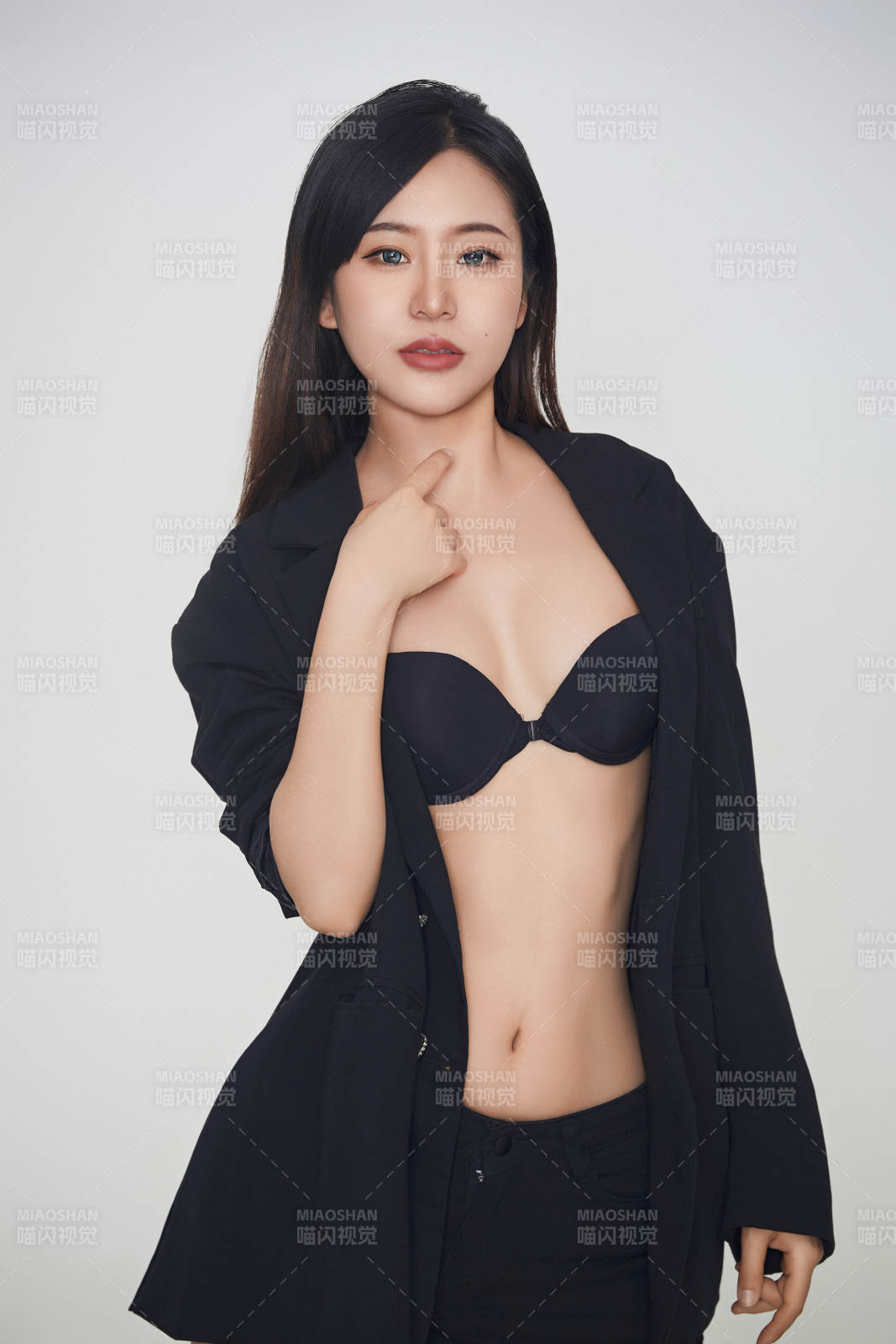 白色背景下的女性现代舞演员图片